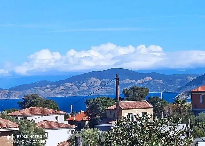 Sous Le Soleil De L\'Ile Rousse